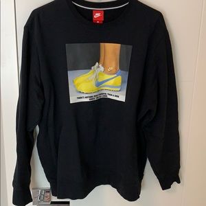 NIKE women’s crew sweatshirt with graphic